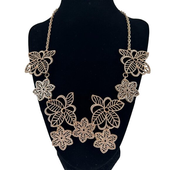 1946 Gold Tone Open Work Flower Necklace Bib Style Floral Statement - Picture 11 of 11